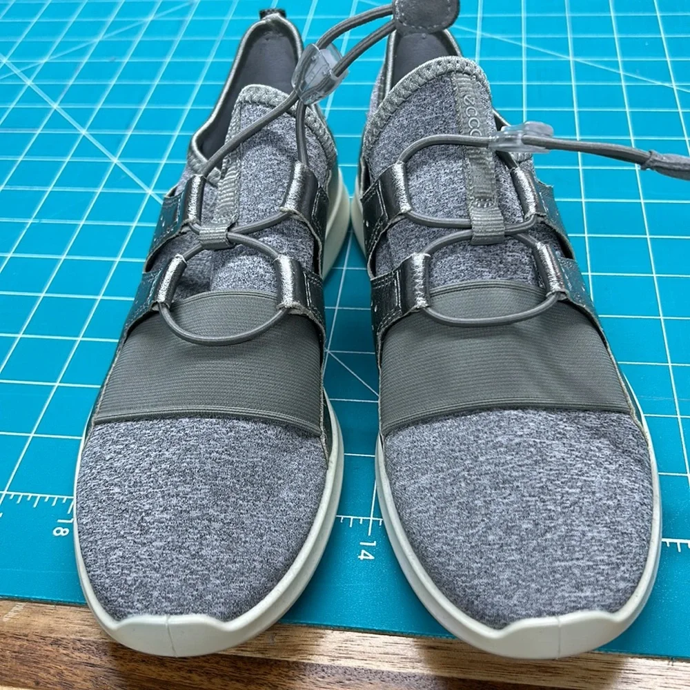 ECCO gray‎ and silver tennis shoes no tie